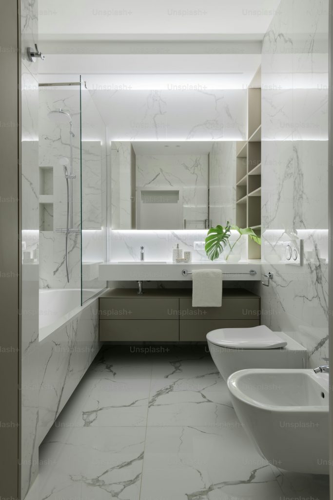 un cuarto de baño con dos lavabos y una bañera